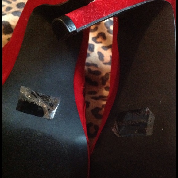 Red button booties 👠 - Picture 2 of 3