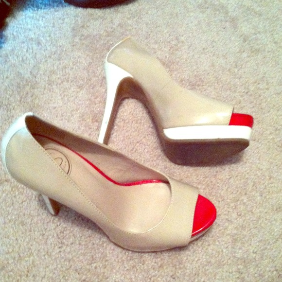 Red/white/beige Jessica Simpson pumps