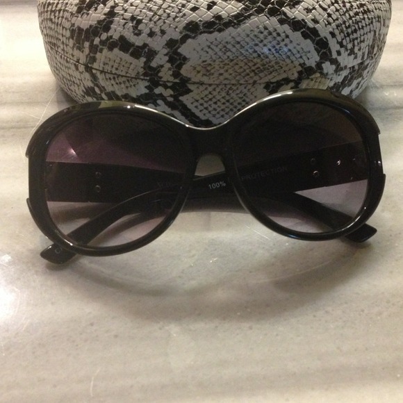 Authentic XOXO sunglasses - Black