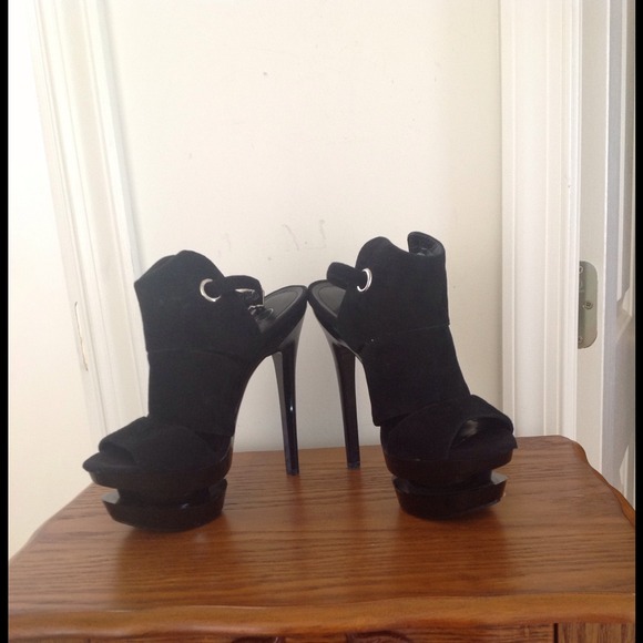 Jessica Simpson black pumps