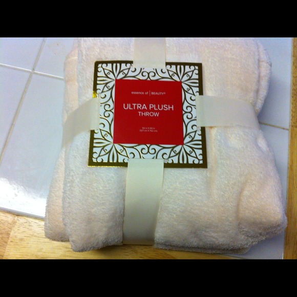 🌺SOLD IN BUNDLE BNWT Ultra Plush Throw🌺