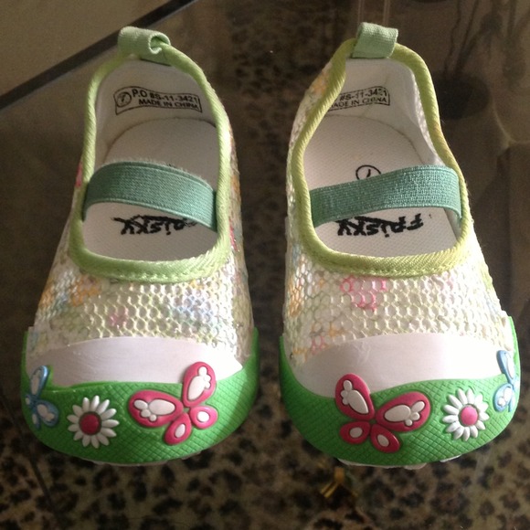 #SOLD# CHILDRENS WATER/BEACH SHOES