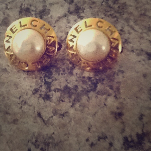 Vintage chanel pearl clip on earrings.