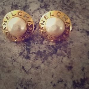 Vintage chanel pearl clip on earrings.