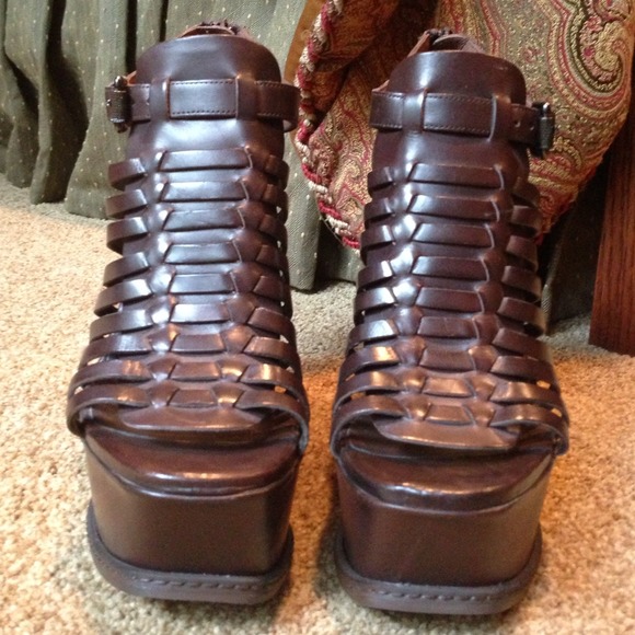 Vera Wang lavender wedges🎀 - Picture 2 of 4