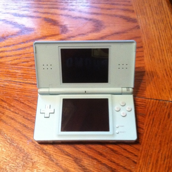 Baby blue Nintendo DS Lite case and Game!