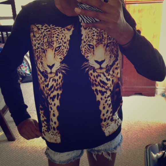 ⭕Traded⭕ Tiger Mirror Image Crew Neck Top