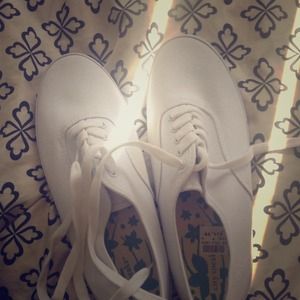 Lightweight tennis shoe