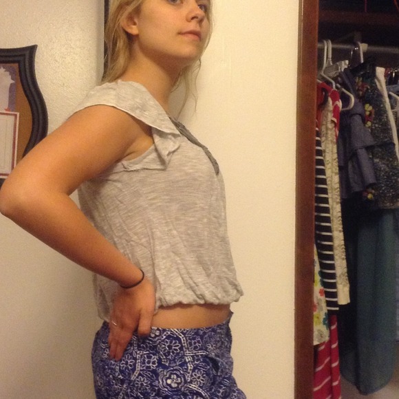 Cute flower neck line blouse - Picture 2 of 3