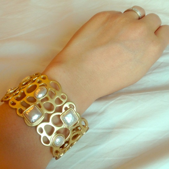 Gold and pearl stretch bracelet
