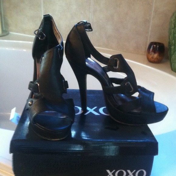 💋SOLD in Bundle💋 leather buckle heels