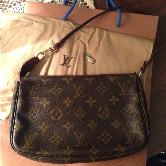 *PENDING* Authentic Louis Vuitton Pouchette Purse