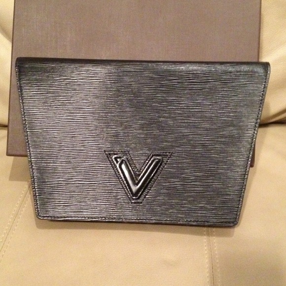 AUTHENTIC EPI LOUIS VUITTON CLUTCH - Picture 2 of 4