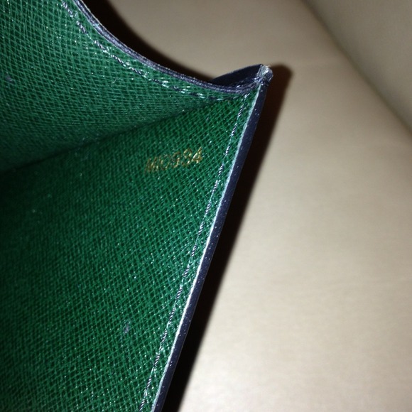 AUTHENTIC EPI LOUIS VUITTON CLUTCH - Picture 3 of 4