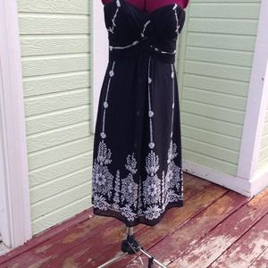 White House Black Market Strapless black & white