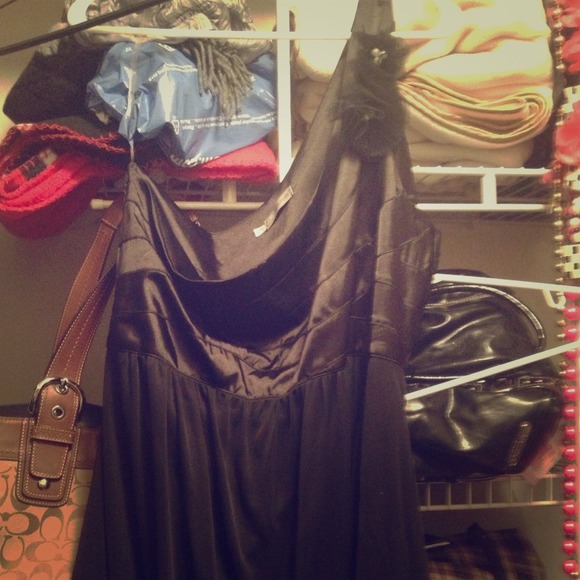 Adorable knee length one shoulder dress size 18!