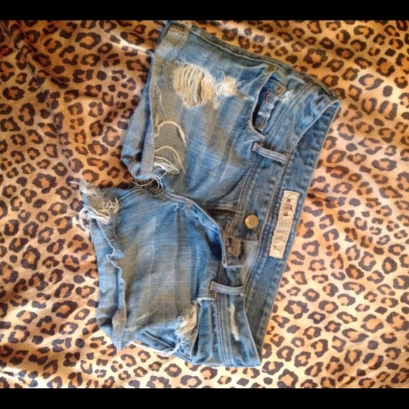 Light wash ripped hollister shorts - Picture 1 of 1
