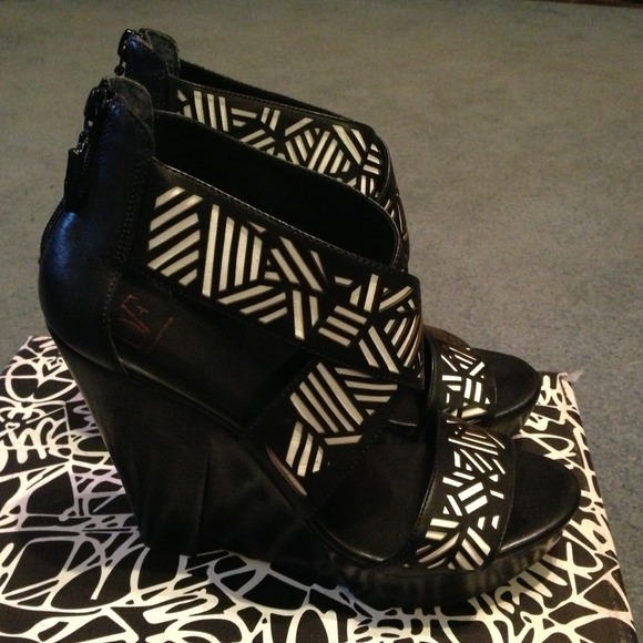 Diane Von Furstenberg Wedge - Picture 2 of 4