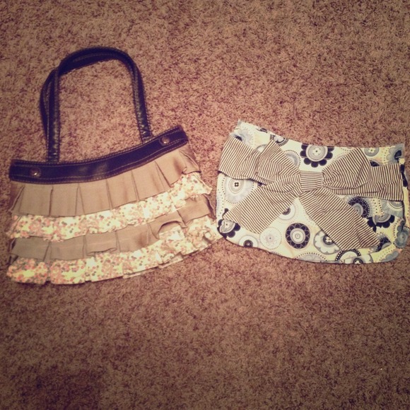 THIRTY-ONE PURSE WITH CHANGEABLE SKIRTS.