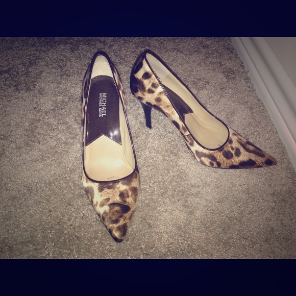 Michael Kors soft leopard print pumps