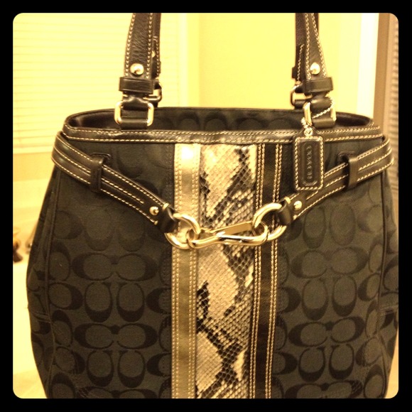 💰SOLD 💰💰Coach black tote bag. Signature