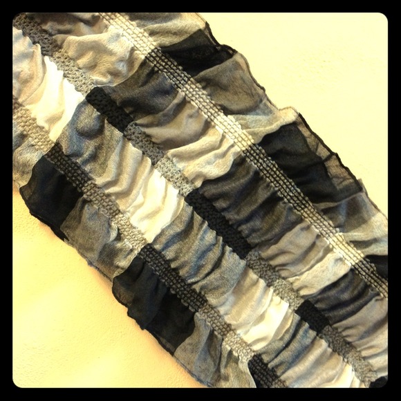 FREE! Black, White, & Gray Banner Scarf