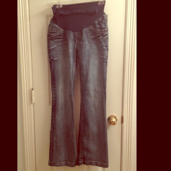 Absolutely adorable maternity jeans
