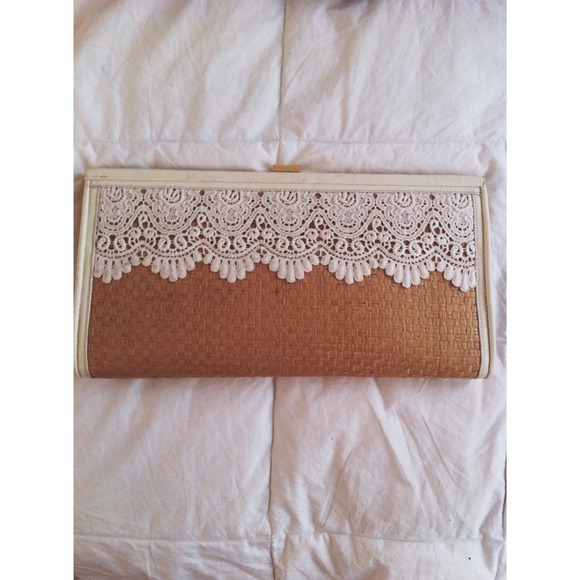 OVERSIZED STRAW/LACE CLUTCH