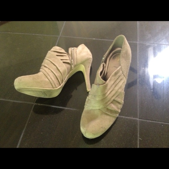 🎀REDUCED$ Tan man-made suede like shoe boot - Picture 2 of 4