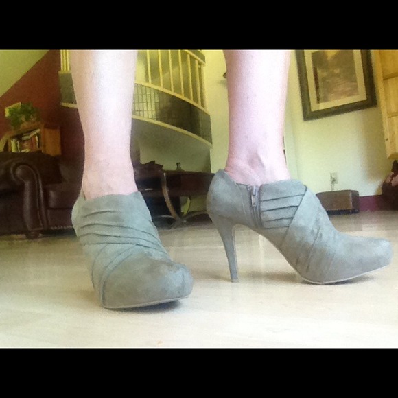 🎀REDUCED$ Tan man-made suede like shoe boot - Picture 4 of 4