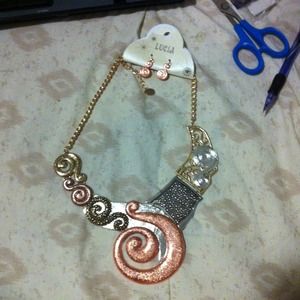 💢SOLD💢New abstract necklace and earring set