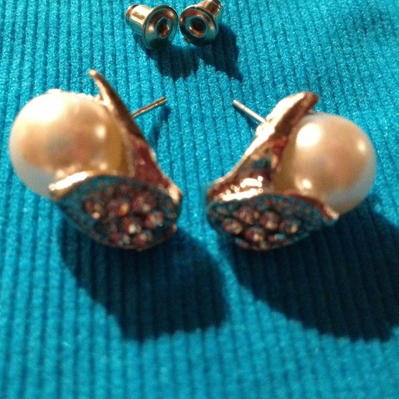 Beautiful stud earrings💋NWOT - Picture 2 of 3