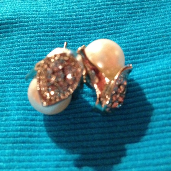 Beautiful stud earrings💋NWOT - Picture 3 of 3