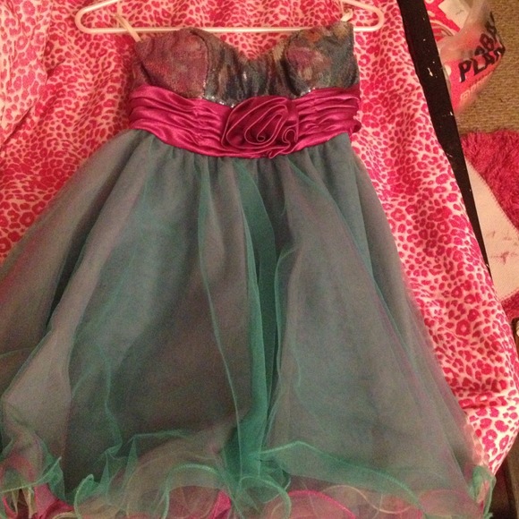 Short fluffy dress only worn once! - Picture 1 of 1