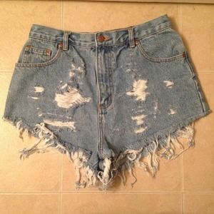 Destroyed. Highwaisted short-shorts