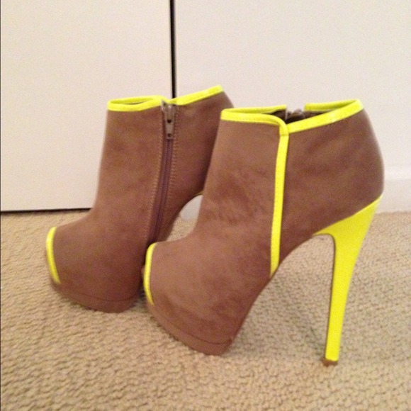 🚫 SOLD 🚫 Taupe and neon yellow ankle booties - Picture 3 of 4