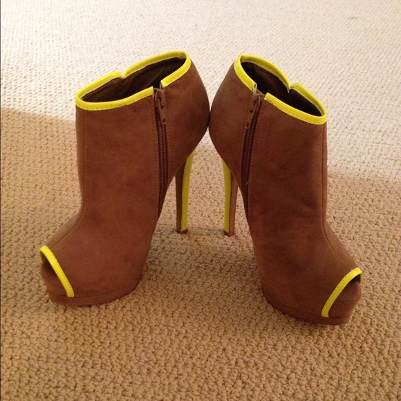 🚫 SOLD 🚫 Taupe and neon yellow ankle booties - Picture 2 of 4