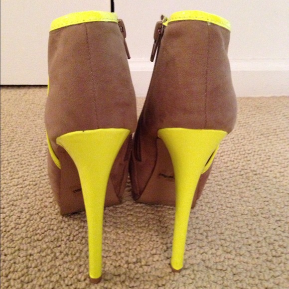 🚫 SOLD 🚫 Taupe and neon yellow ankle booties - Picture 4 of 4