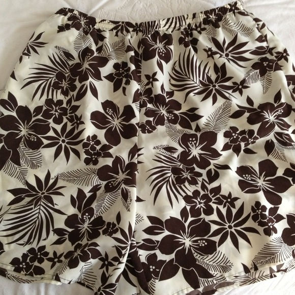 Dressy shorts with side pockets.