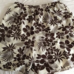 Dressy shorts with side pockets.