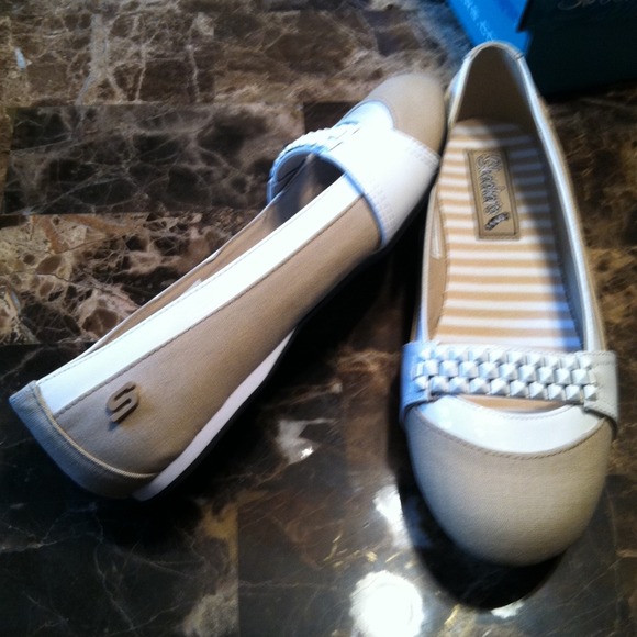 Skechers Shoes hold