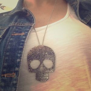 Antique looking skull necklace - NEW