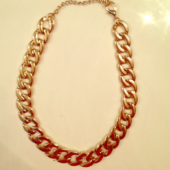 Beautiful NWOT gold chain necklace