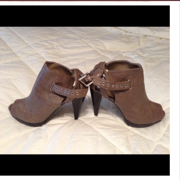 Charlotte Russe Shoes - Size 8 Charlotte Russe camel heels