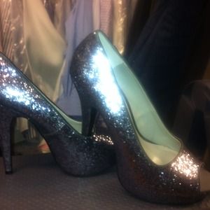 Peep toe sparkly pumps