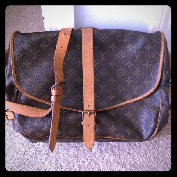 ! SOLD ! Louis Vuitton Saumur 35 Crossbody