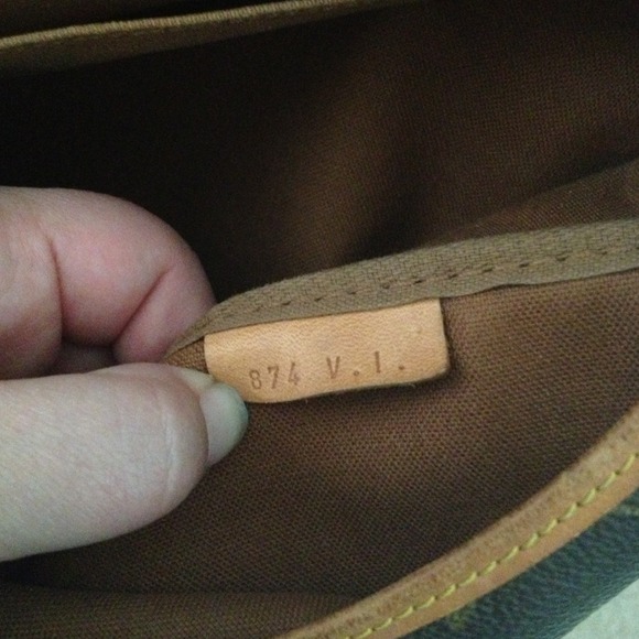 ! SOLD ! Louis Vuitton Saumur 35 Crossbody - Picture 2 of 4