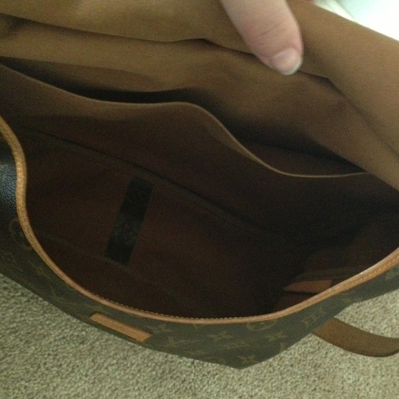 ! SOLD ! Louis Vuitton Saumur 35 Crossbody - Picture 3 of 4