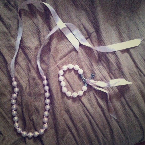 Matching pearl necklace & bracelet