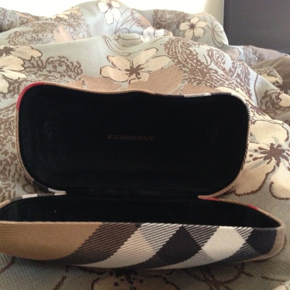 Just Reduced ...Over sized sexy Burberry Glasses - Picture 4 of 4